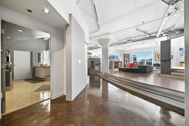 Building Photo - 1314 NW Irving St Unit 608