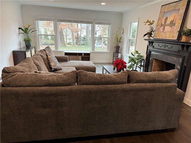 Photo - 1140 Goodwin Pl NE