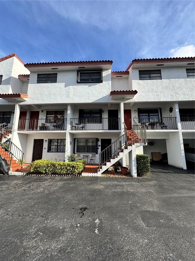 Building Photo - 421 Swallow Dr Unit 10