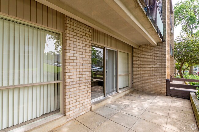2 BR, 1 BA - 875 SF