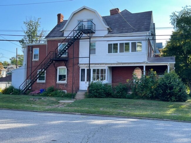 Side of House - 400 E 19th St Unit 1