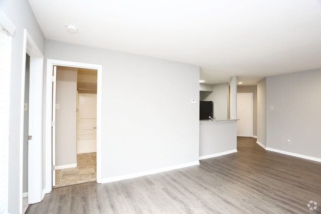 2BR, 2BA - 958 SF