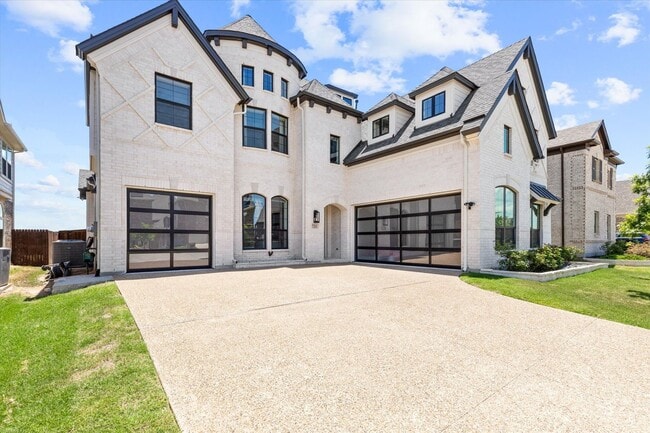 Building Photo - Luxurious in Little Elm