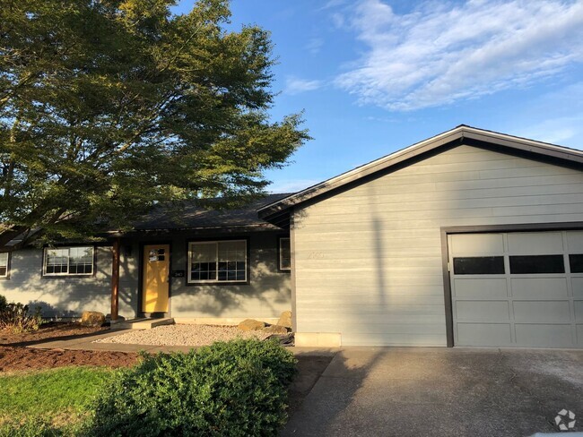 Building Photo - Live in Comfort and Style in the Heart of ... Rental