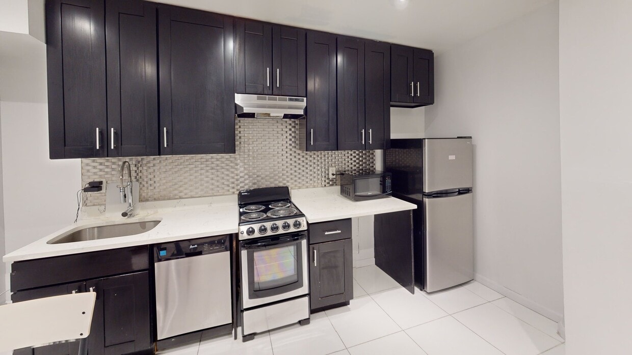 Photo - Private bedroom in 5 bed/2 bath Home