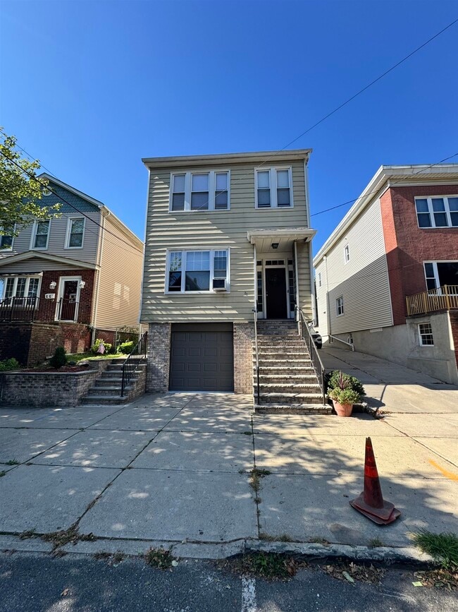 Building Photo - 70 W 37th St Unit 2 Rental