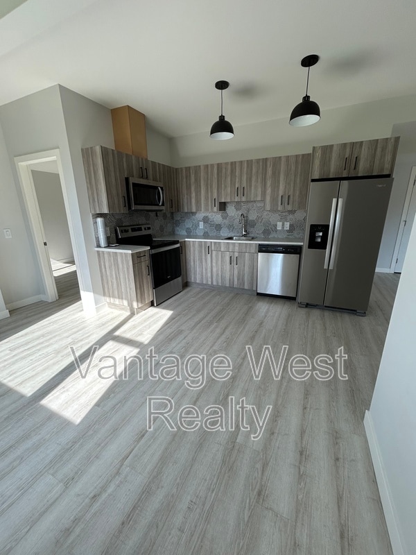 Photo - 973 Lochness St