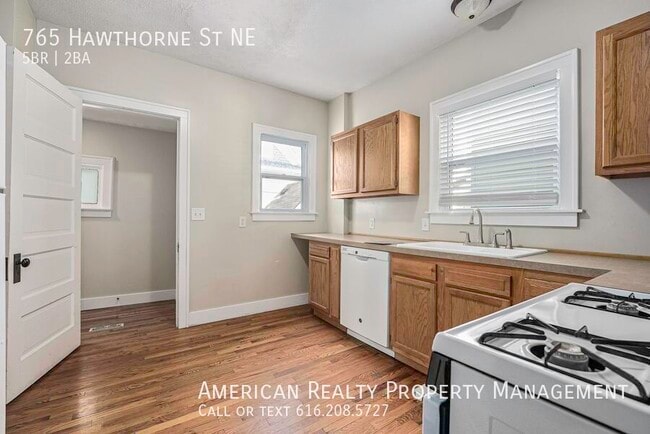 Photo - 765 Hawthorne St NE