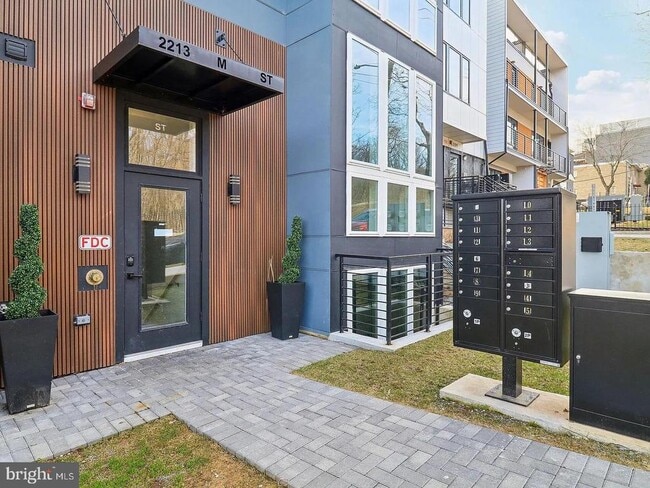 Building Photo - 2213 M St NE Unit 9