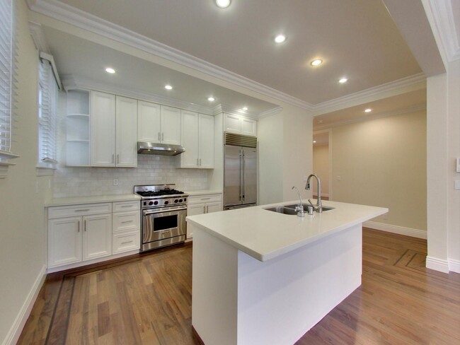 Spacious, Renovated 4BD/2BA at the Peak of... - Spacious, Renovated 4BD/2BA at the Peak of... Apartment