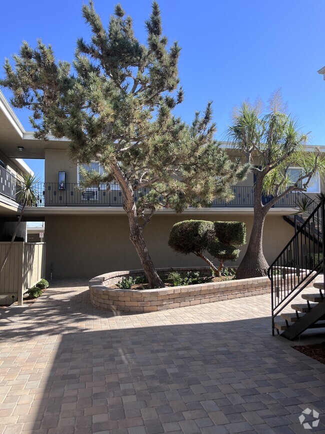 Building Photo - Montclair Apartments