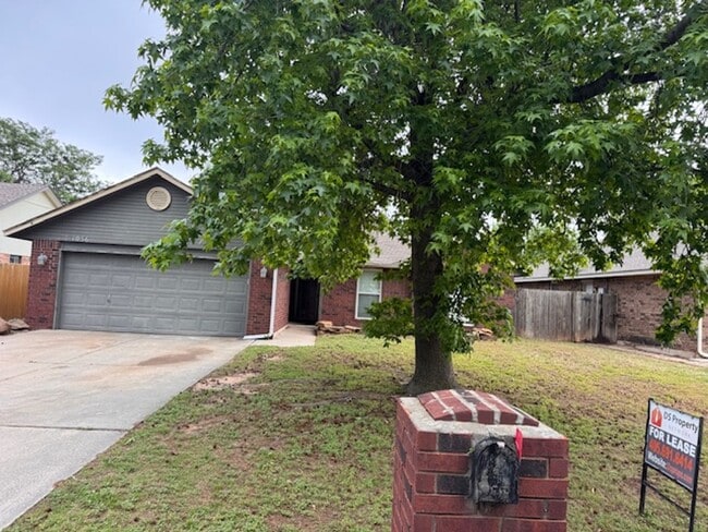 Building Photo - Brand new Luxury vinyl Plank in living, Kitchen and dining, new paint, 3 bed 2 bath 2 car in Must...