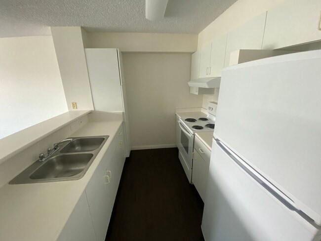 Photo - 1450 Young St