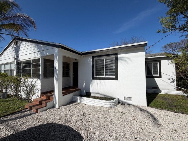 Building Photo - 903 SW 15th Ave Unit N