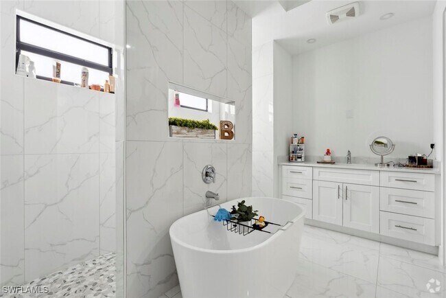 Building Photo - 1233 NW 37th Ave Rental
