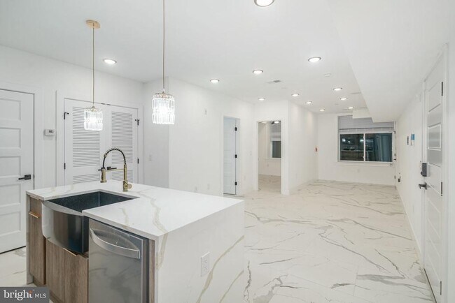 Photo - 2000 N Front St