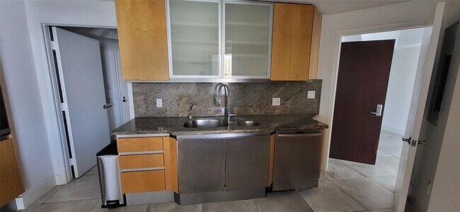 Photo - 2600 Island Blvd