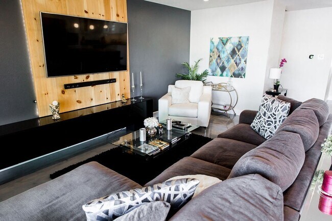 Photo - Gorgeous Fully Furnished 3 Bd 2 Bath Vacation Home!