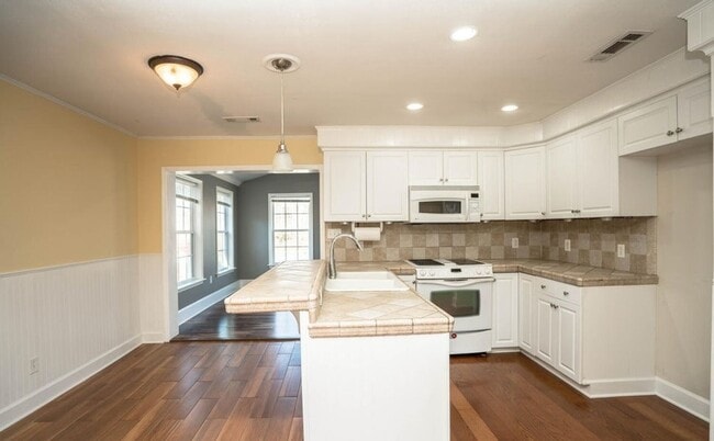 Photo - 3 Bedroom 2 Bathroom House With Fenced In ...