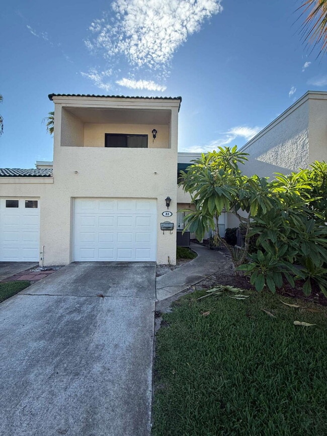 Building Photo - Beachside townhome with 3 bedrooms and 2 b...