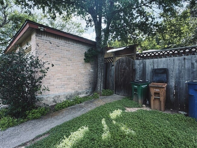 Photo - 9906 Hundred Oaks Cir Unit B