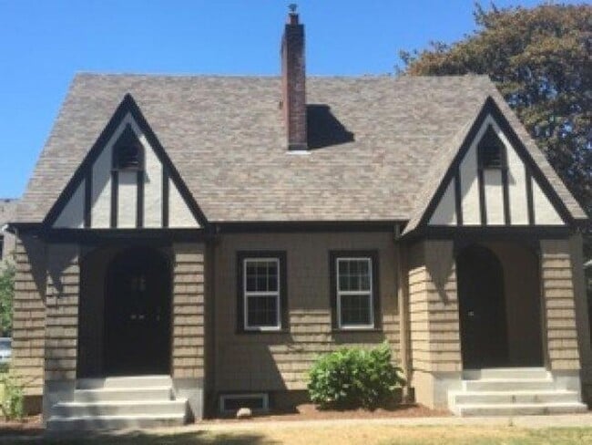 Building Photo - 210-214 NW 11th St. Unit 214 NW 11th St