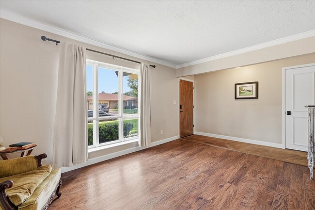 217 E Louella Dr