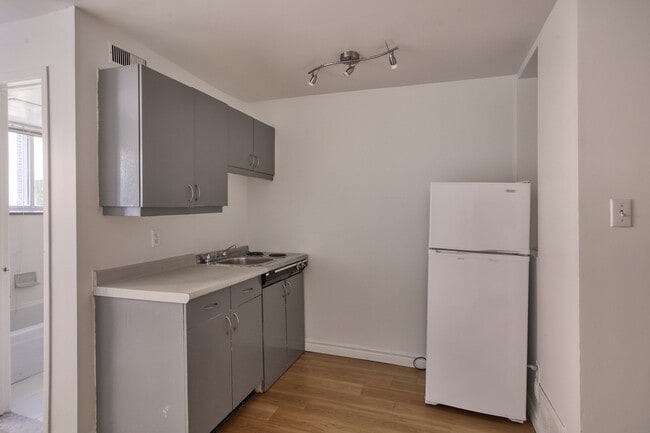 Building Photo - 25 Av des Pins O Unit 437