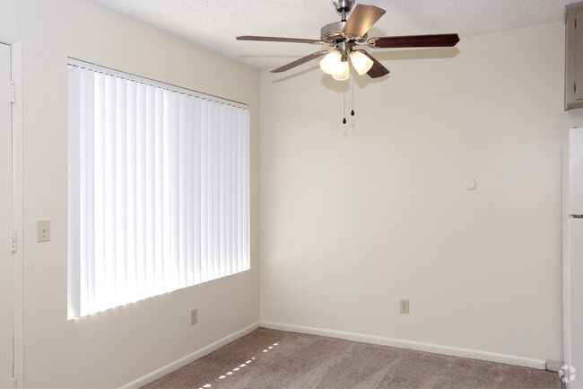 1BR, 1BA - 584 SF