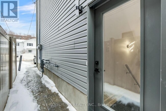 Photo - 547 Mutual St