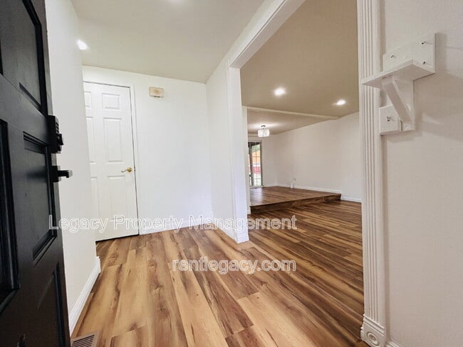 Photo - 493 Dahlia St