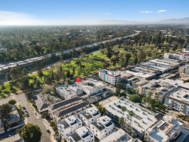 Building Photo - 4918 1/2 Tujunga Ave Unit 2