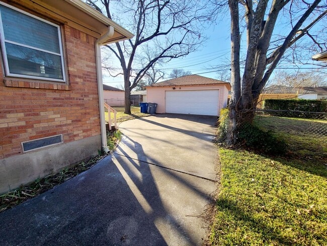 Photo - 3 Bedroom, 2 Bath home in Casa View!