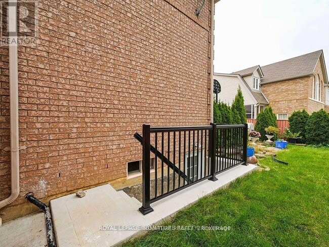 Photo - 5955 Leeside Crescent