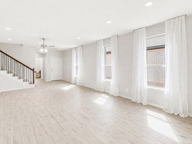 Photo - 1902 Iris Rd