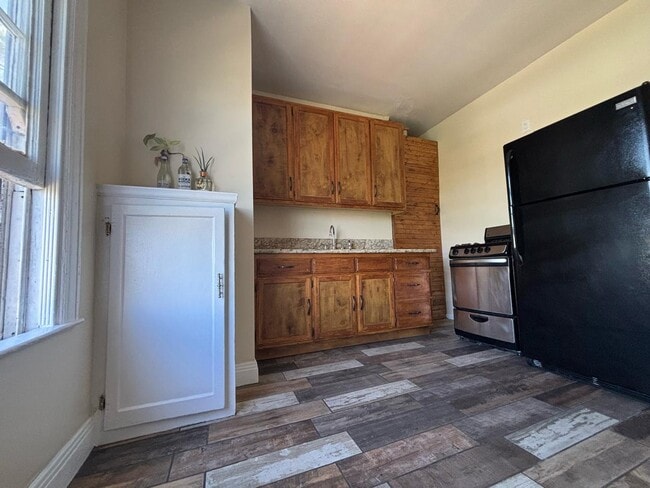 Building Photo - 1628 W 24th St Unit Apartment for rent