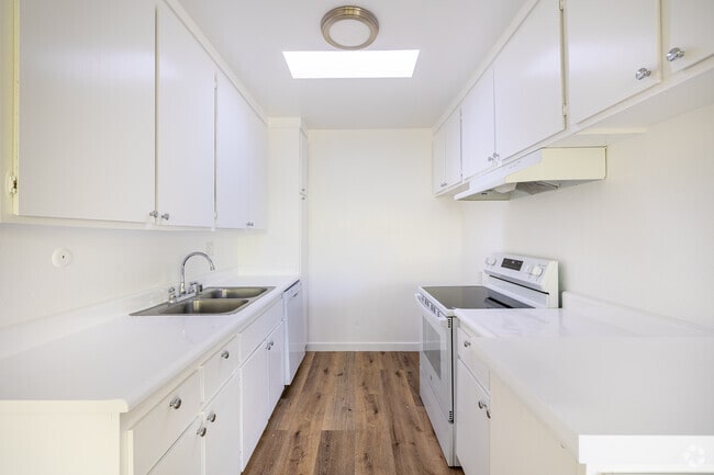1BR, 1BA - 980SF - Kitchen