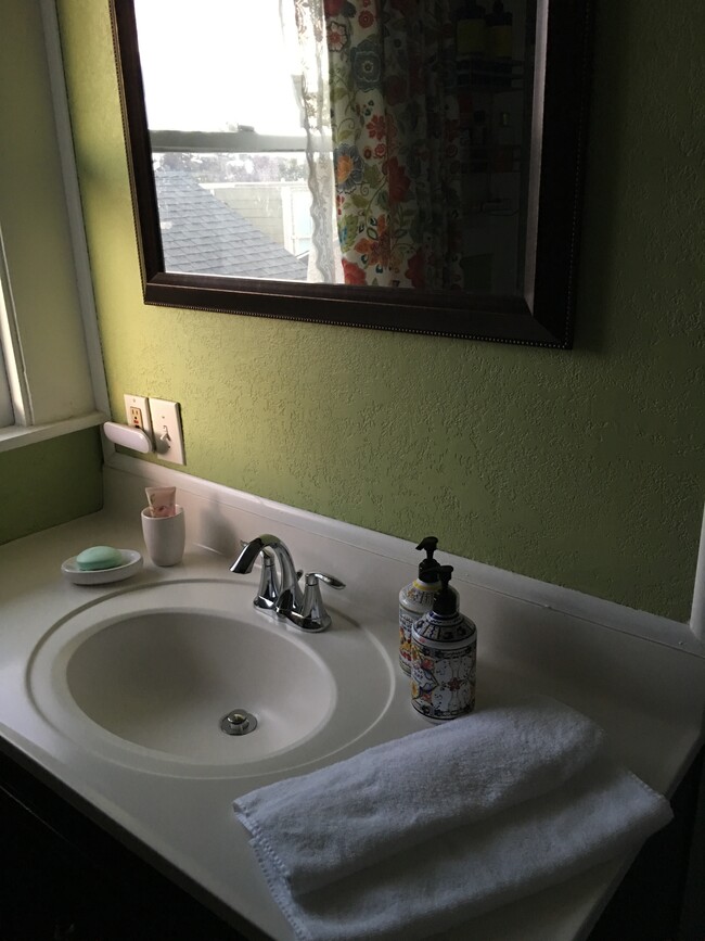 Building Photo - 1044 23rd St Unit A