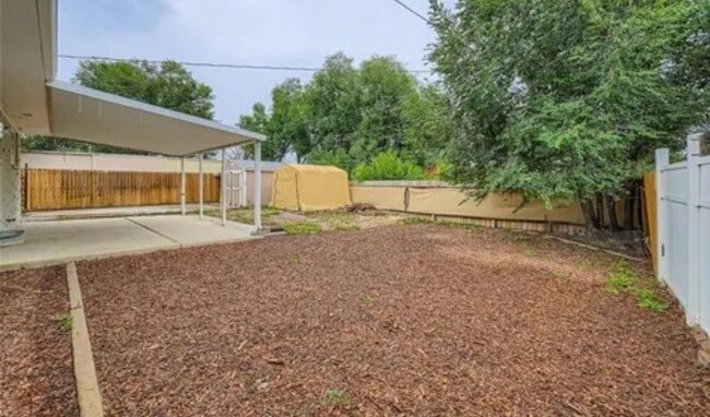 Photo - Spacious 5 bedroom, 2 ba, large basement with additional kitchen & private entry