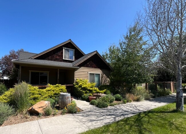 Building Photo - Custom 3-Bedroom Bungalow in Sisters! Rental