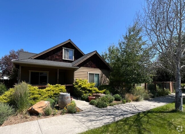 Building Photo - Custom 3-Bedroom Bungalow in Sisters! Rental