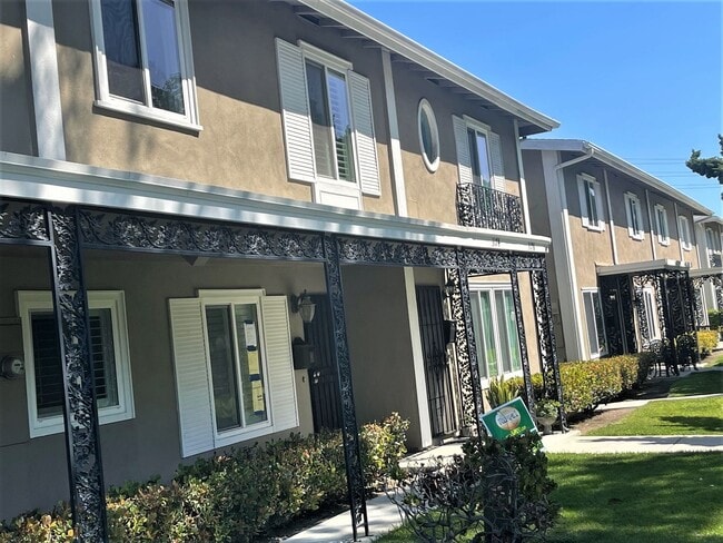 Building Photo - COSTA MESA 4BR/3BA TOWNHOME READY FOR MID-JULY OCCUPANCY