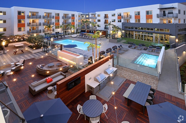 Poolside Living - Eleven 10 Rental