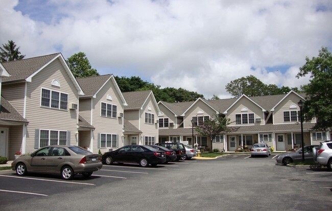 Woodbridge at Farmingdale Apartments