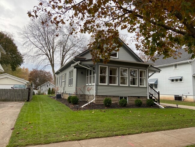 Building Photo - 717 S Fairview St