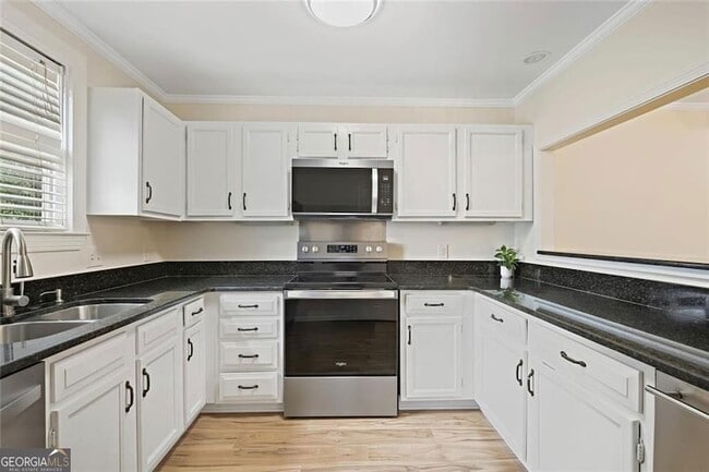 Photo - 911 Hollyfax Cir NE