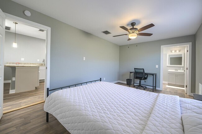 Photo - 427 E Southcross Blvd