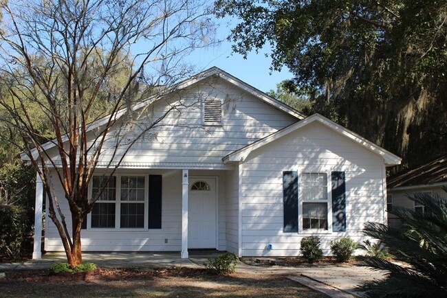 This adorable home in Lake Park is JUST ri... - This adorable home in Lake Park is JUST ri...