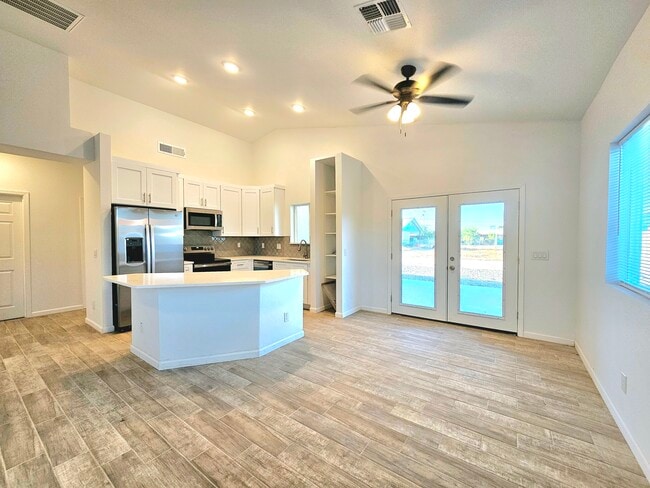 Photo - 1112 E 4th St