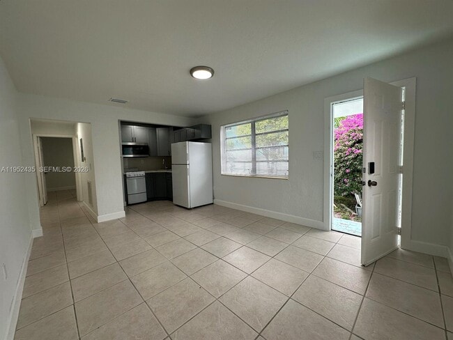 Building Photo - 2550 SW 9th St Unit A